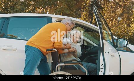 Ein älteres Paar. Mann, der sich um seine ältere behinderte Frau kümmert. Hochwertige Fotos Stockfoto
