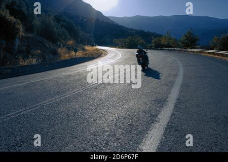 Ein paar Motorradfahrer unterwegs auf Kurve Straße von Griechenland Stockfoto