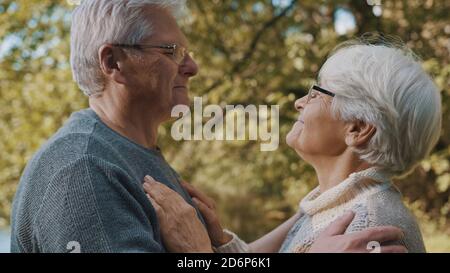 Happy Old genießen Tag im Park. Älterer Mann flirtet mit älterer Frau. Tanz im Herbst Tag. Hochwertige Fotos Stockfoto