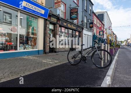 Killarney hat den erweiterten Bürgersteig oder Bürgersteig als neue Stadt neu gestaltet Schauen Sie während der Pandemie, wie im Oktober 2020 in gesehen Killarney County Kerry Irland Stockfoto