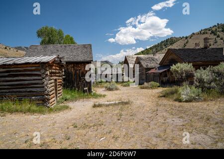 Reihen verlassene Häuser und Gebäude in Bannack Ghost Town, Montana Stockfoto