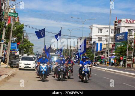 Motorradfahrer fahren mit Parteiflaggen während der Kampagne.die People's Progressive Party (PPP) Kampagne in Chan Mya Thar Si mit 20 Fahrzeugen. Die Partei wird bei den Parlamentswahlen 2020 mit 37 Kandidaten in der Mandalay-Division laufen. Stockfoto