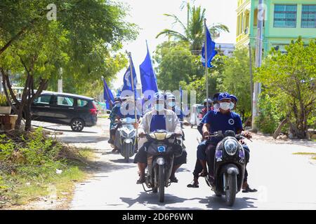 Motorradfahrer fahren mit Parteiflaggen während der Kampagne.die People's Progressive Party (PPP) Kampagne in Chan Mya Thar Si mit 20 Fahrzeugen. Die Partei wird bei den Parlamentswahlen 2020 mit 37 Kandidaten in der Mandalay-Division laufen. Stockfoto