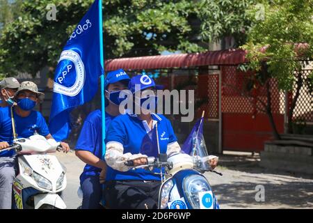 Motorradfahrer fahren mit Parteiflaggen während der Kampagne.die People's Progressive Party (PPP) Kampagne in Chan Mya Thar Si mit 20 Fahrzeugen. Die Partei wird bei den Parlamentswahlen 2020 mit 37 Kandidaten in der Mandalay-Division laufen. Stockfoto