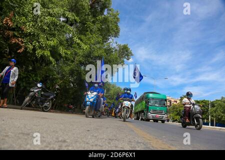 Motorradfahrer fahren mit Parteiflaggen während der Kampagne.die People's Progressive Party (PPP) Kampagne in Chan Mya Thar Si mit 20 Fahrzeugen. Die Partei wird bei den Parlamentswahlen 2020 mit 37 Kandidaten in der Mandalay-Division laufen. Stockfoto