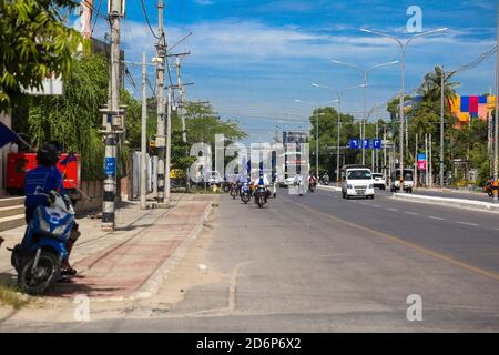 Motorradfahrer fahren mit Parteiflaggen während der Kampagne.die People's Progressive Party (PPP) Kampagne in Chan Mya Thar Si mit 20 Fahrzeugen. Die Partei wird bei den Parlamentswahlen 2020 mit 37 Kandidaten in der Mandalay-Division laufen. Stockfoto