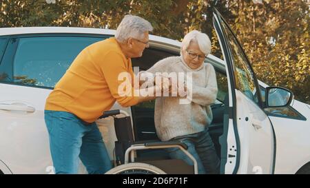 Ein älteres Paar. Mann, der sich um seine ältere behinderte Frau kümmert. Hochwertige Fotos Stockfoto