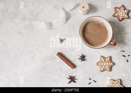 Dekorative Weihnachten Stillleben. Winterkomposition von Lebkuchengebäck, Anissternen und Nelken mit Zimt isoliert auf grauem Strukturtisch Stockfoto