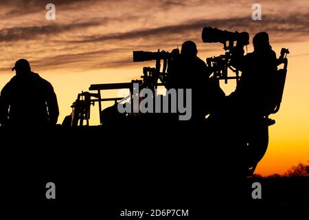 Naturfotografen auf einer Fototour in Südafrika sitzend Auf einem Spiel fahren Fahrzeug Jeep bei Sonnenuntergang Stockfoto