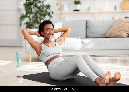 In voller Länge Porträt der schönen afroamerikanischen Frau halten fit Zu Hause Stockfoto