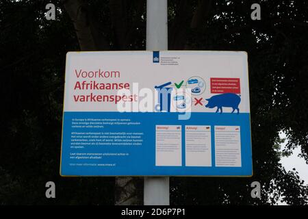 Informationboard in layby Warnung vor African Swine Flu. Niederlande. September 2020 Stockfoto