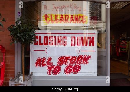 Schließung von Verkaufsplakaten im Schaufenster in der Stourbridge High Street. September 2020. West Midlands. Schwarzes Land. VEREINIGTES KÖNIGREICH Stockfoto