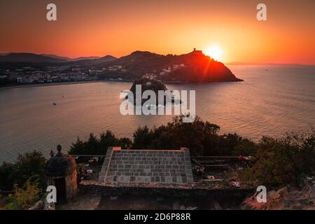 Blick von der Bucht La Concha, der Insel Santa Clara und dem Igeldo-Berg bei Donostia-San Sebastian, Baskenland. Stockfoto