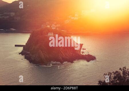 Blick von der Bucht La Concha, der Insel Santa Clara und dem Igeldo-Berg bei Donostia-San Sebastian, Baskenland. Stockfoto