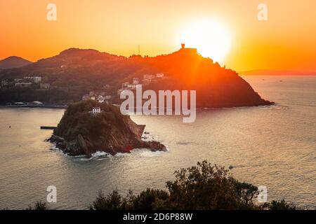 Blick von der Bucht La Concha, der Insel Santa Clara und dem Igeldo-Berg bei Donostia-San Sebastian, Baskenland. Stockfoto