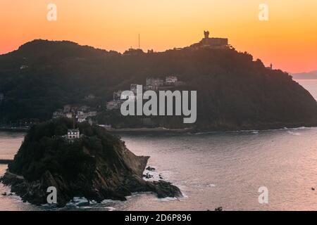 Blick von der Bucht La Concha, der Insel Santa Clara und dem Igeldo-Berg bei Donostia-San Sebastian, Baskenland. Stockfoto