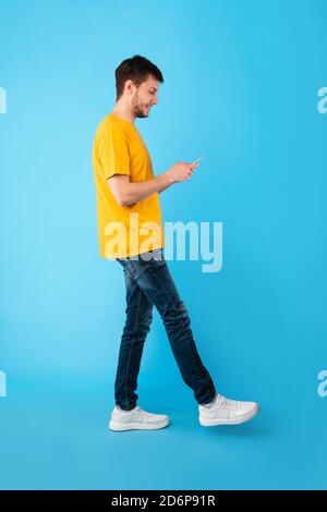 Porträt eines hübschen jungen Mannes mit seinem Handy Stockfoto