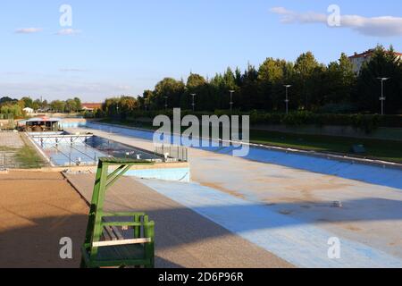 Künstlicher Strand mit entwässerten Pool Stockfoto