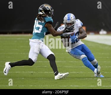 Jacksonville, Usa. Oktober 2020. Detroit Lions Running Back D'Andre Smith (32) wird nach einem Lauf im dritten Quartal angegangen, während die Lions am Sonntag, den 18. Oktober 2020, auf dem TIAA Bank Field in Jacksonville, Florida, gegen die Jacksonville Jaguars antreten. Die Löwen besiegten die Jaguare 34-16. Foto von Joe Marino/UPI Kredit: UPI/Alamy Live Nachrichten Stockfoto