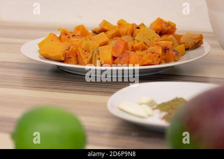 Süßkartoffelstücke unter anderem auf dem Tisch Stockfoto