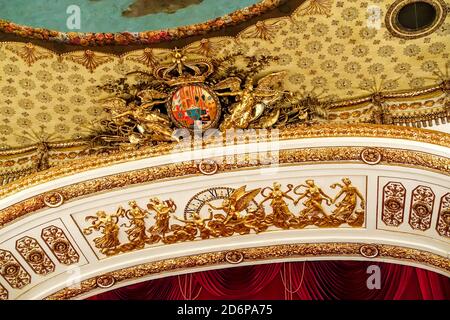 Das Teatro reale di San Carlo (Königliches Theater von Saint Charles), Bourbon Monarchie, neapel italien, königliches Wappen Stockfoto