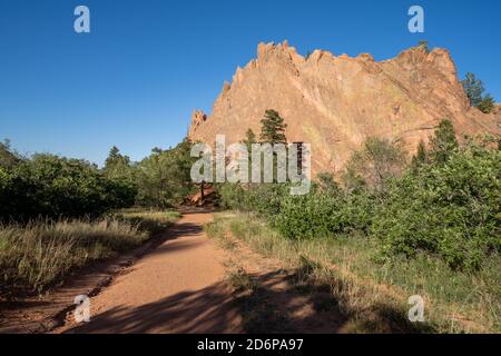 Wanderweg durch die roten Felsformationen von Red Rocks Open Space in Colorado Springs Stockfoto