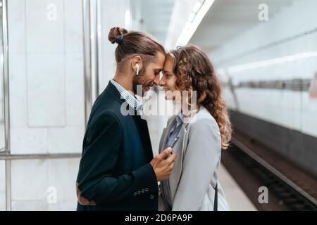 Schönes Paar auf der U-Bahn-Plattform stehen. Stockfoto