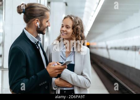 Junges Paar, das auf der U-Bahn-Plattform steht. Stockfoto