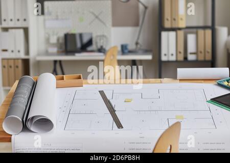Hintergrundbild der Zeichnung Tabelle mit Blaupausen und Werkzeuge in forground und Architekten Arbeitsplatz, kopieren Raum ausgelegt Stockfoto