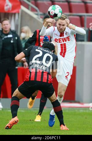 Köln. Oktober 2020. Benno Schmitz (R) aus Köln siegte mit Hasebe Makoto aus Frankfurt beim Bundesligaspiel zwischen dem FC Köln und Eintracht Frankfurt am 18. Oktober 2020 in Köln. Quelle: Xinhua/Alamy Live News Stockfoto