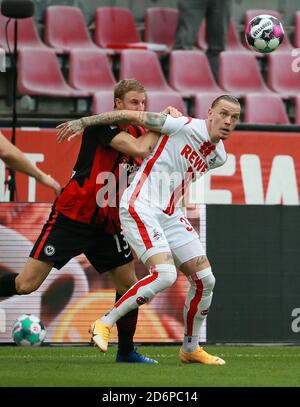 Köln. Oktober 2020. Marius Wolf (R) aus Köln spielt mit Martin Hinteregger aus Frankfurt am 18. Oktober 2020 bei einem Bundesliga-Spiel zwischen dem FC Köln und der Eintracht Frankfurt in Köln. Quelle: Xinhua/Alamy Live News Stockfoto