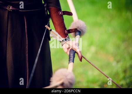 Nahaufnahme, junge Frau mit Pfeil und Bogen in den Händen, Kunstbild Stockfoto