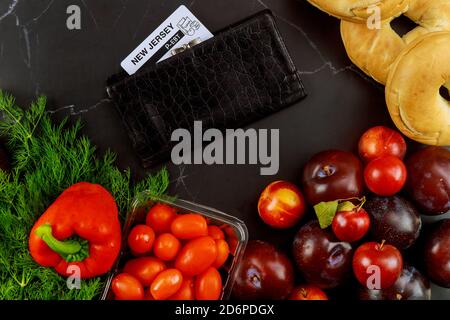 Lebensmittel-Stempelkarte oder EBT-Karte mit Lebensmittelgeschäft. Hilfe während einer Pandemie oder covid-19. Stockfoto