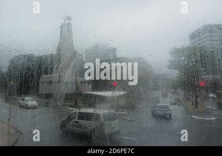 Das Cenotaph in Wellington, NZ, gesehen von der Spitze eines Doppeldeckerbusses an einem regnerischen Frühlingstag Stockfoto