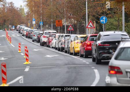 (201019) -- ZAGREB, 19. Oktober 2020 (Xinhua) -- EINE lange Warteschlange von Autos warten auf Drive-in COVID-19-Tests sind in der Nähe der Andrija Stampar Lehranstalt für öffentliche Gesundheit in Zagreb, Kroatien, 18. Oktober 2020 gesehen. (Luka Stanzl/Pixsell über Xinhua) Stockfoto