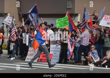 Newport Beach, Usa. Oktober 2020. Tausende armenisch-amerikanische Demonstranten und Präsident Trump-Anhänger säumen beide Seiten der Straße, während sie auf Trumps Ankunft bei einer privaten Spendenaktion auf dem Anwesen des Technologiemogul Palmer Luckey in Newport Beach, Kalifornien, am Sonntag, dem 18. Oktober 2020 warten. Die armenisch-amerikanischen Demonstranten trugen Schilder, die auf den anhaltenden Konflikt in Arzach aufmerksam gemacht haben, einer Bergregion innerhalb des aserbaidschanischen Territoriums, die von ethnischen Armeniern kontrolliert wird. Foto von Jim Ruymen/UPI Kredit: UPI/Alamy Live Nachrichten Stockfoto