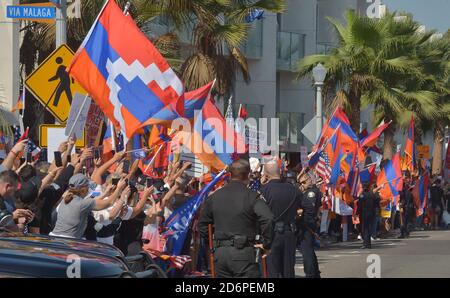 Newport Beach, Usa. Oktober 2020. Tausende armenisch-amerikanische Demonstranten und Präsident Trump-Anhänger säumen beide Seiten der Straße, während sie auf Trumps Ankunft bei einer privaten Spendenaktion auf dem Anwesen des Technologiemogul Palmer Luckey in Newport Beach, Kalifornien, am Sonntag, dem 18. Oktober 2020 warten. Die armenisch-amerikanischen Demonstranten trugen Schilder, die auf den anhaltenden Konflikt in Arzakh aufmerksam gemacht haben, einer Bergregion innerhalb des aserbaidschanischen Territoriums.Quelle: UPI/Alamy Live News Stockfoto