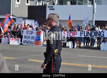 Newport Beach, Usa. Oktober 2020. Tausende armenisch-amerikanische Demonstranten und Präsident Trump-Anhänger säumen beide Seiten der Straße, während sie auf Trumps Ankunft bei einer privaten Spendenaktion auf dem Anwesen des Technologiemogul Palmer Luckey in Newport Beach, Kalifornien, am Sonntag, dem 18. Oktober 2020 warten. Die armenisch-amerikanischen Demonstranten trugen Schilder, die auf den anhaltenden Konflikt in Arzach aufmerksam gemacht haben, einer Bergregion innerhalb des aserbaidschanischen Territoriums, die von ethnischen Armeniern kontrolliert wird. Foto von Jim Ruymen/UPI Kredit: UPI/Alamy Live Nachrichten Stockfoto