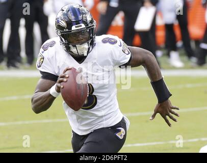 Philadelphia, Usa. Oktober 2020. Baltimore Ravens Lamar Jackson kriecht Upfield gegen die Philadelphia Eagles in Woche 6 der NFL-Saison im Lincoln Financial Field in Philadelphia am Sonntag, 18. Oktober 2020. Die Raben besiegten die Adler 30-28. Foto von John Angelillo/UPI 8 Quelle: UPI/Alamy Live News Stockfoto