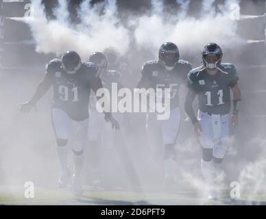 Philadelphia, Usa. Oktober 2020. Philadelphia Eagles Carson Wentz und Fletcher Cox nehmen das Feld, um das Spiel gegen die Baltimore Ravens in Woche 6 der NFL-Saison im Lincoln Financial Field in Philadelphia am Sonntag, 18. Oktober 2020 zu starten. Die Raben besiegten die Adler 30-28. Foto von John Angelillo/UPI 8 Quelle: UPI/Alamy Live News Stockfoto