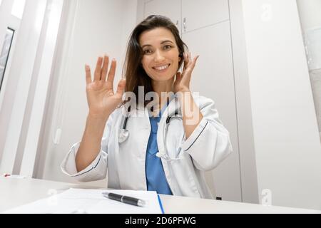 Horizontales Porträt einer lächelnden jungen Ärztin, die auf die Kamera schaut. Stockfoto