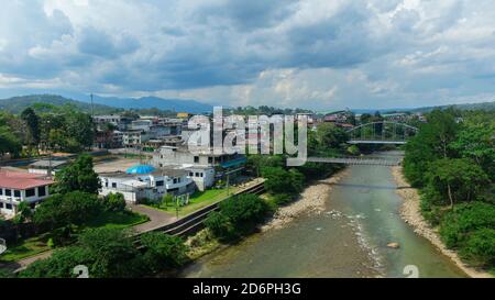 Tena, Napo / Ecuador - Oktober 10 2020: Panoramablick auf die Stadt Tena mit der Brücke über den Napo-Fluss Stockfoto