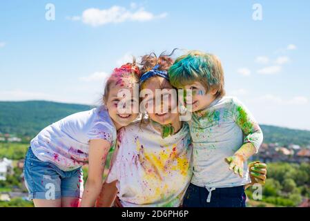 Kinder spielen Farben, feiern holi. Porträt eines kleinen Zicklein, das seine Malerei genießt. Stockfoto