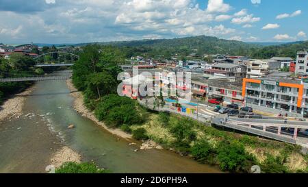 Tena, Napo / Ecuador - Oktober 10 2020: Panoramablick auf Menschen, die auf der Promenade des Napo Flusses in der Stadt Tena im ecuadorianischen Amaz spazieren Stockfoto