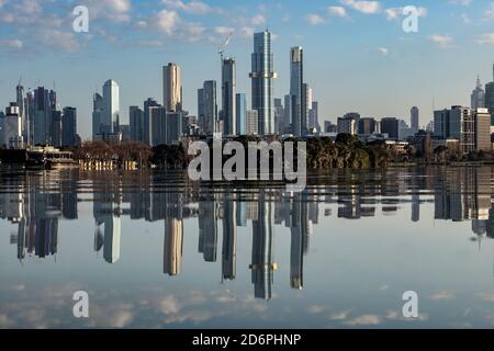 Modernes Melbourne Australien. Die Skyline von Melbourne spiegelt sich im Wasser des Albert Park Lake wider. Stockfoto