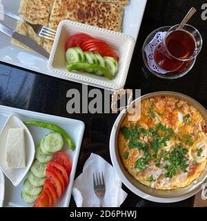 Köstliches traditionelles türkisches Frühstück am Tisch Stockfoto