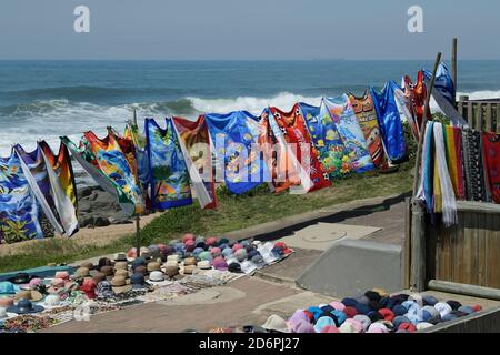 Seaside Business, Street Vendor Verkauf von Handtüchern und Hüten auf Ballito Waterfront, KwaZulu-Natal, Südafrika, enthält Logos, Strand Shopping, Handel Stockfoto