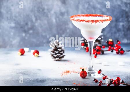 Weiße margarita, alkoholischer Weihnachts- oder Neujahrscocktail mit Rum, Kokosnuss und irischem Creme in roter Einrichtung in stilvoller Tischgestaltung Stockfoto