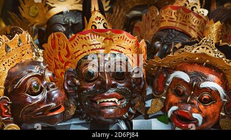 Alte traditionelle balinesische Kostüme und Masken Tari Wayang Topeng - Charaktere der Bali Insel Kultur. Tempel rituellen Tanz bei der religiösen Zeremonie Stockfoto