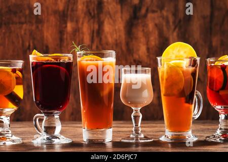 Auswahl an alkoholischen Heißgetränken und Cocktails im Herbst oder Winter - Glühwein, Glogg, Grog, Eierlikör, warmes Ingwer Ale, gebutterter Rum, Punsch, Glühwein Stockfoto